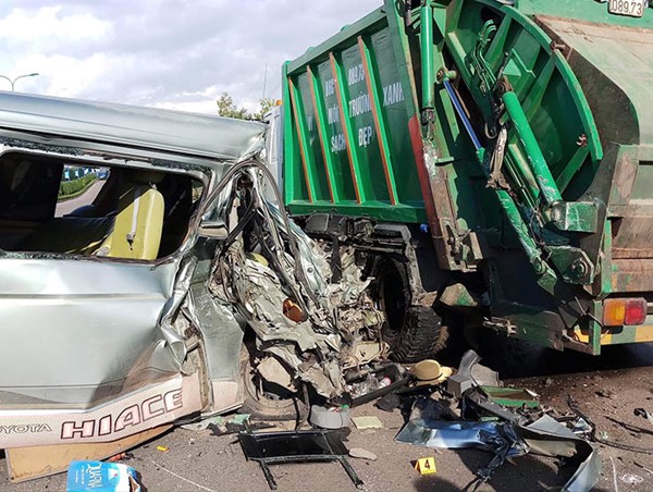 Ô tô 16 chỗ nát bươm sau cú tông xe rác lúc rạng sáng