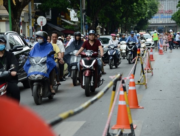 Người dân làm quen với rào chắn trên đường Trần Hưng Đạo