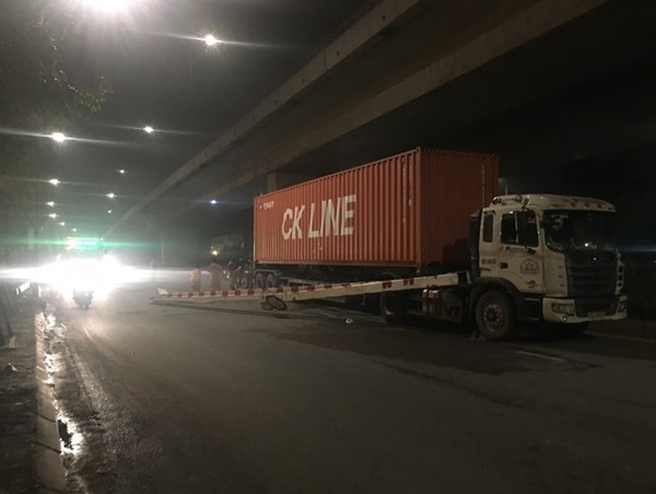 Hà Nội: Xe container đi vào đường cấm, húc bay thanh giới hạn chiều cao