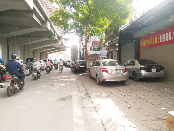 Ngang nhiên dừng đỗ phương tiện dưới lòng đường Hoàng Cầu