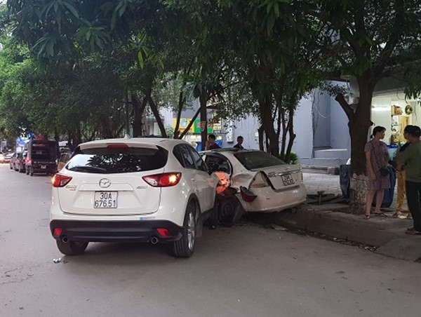 [Clip] Xe "điên" CX5 tông cả loạt xe máy khi băng qua đường