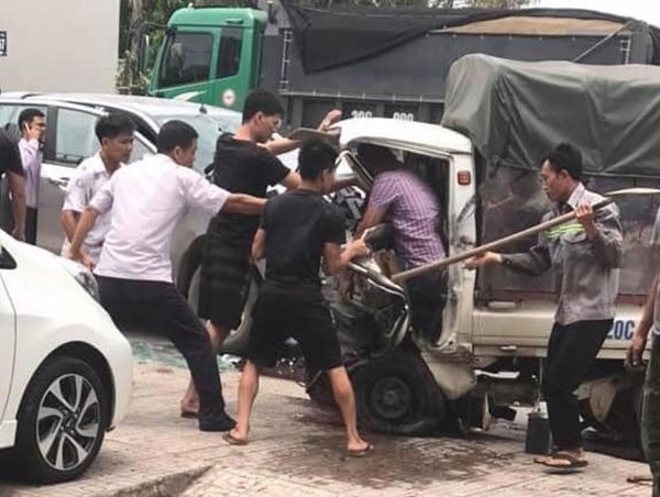 Giải cứu tài xế xe tải kẹt trong cabin sau cú tông trực diện xe bán tải