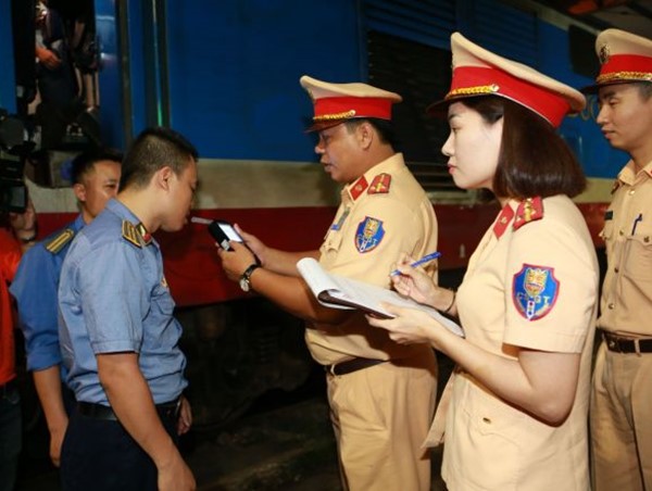 Hà Nội: Xử phạt 2 nhân viên gác chắn tàu ở Trường Chinh vi phạm nồng độ cồn