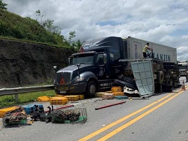 Xe khách đâm xe tải trên cao tốc Nội Bài - Lào Cai, 3 người bị thương
