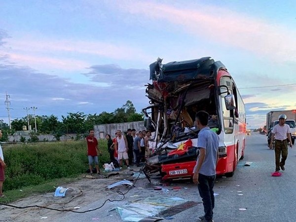 Chủ xe khách thiệt mạng sau cú tông đuôi xe container