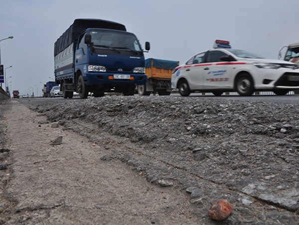 Cầu Thăng Long: Cảnh báo về mất ATGT và ô nhiễm môi trường