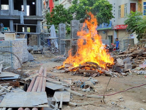 [Điểm nóng giao thông] Nhà thầu Phúc Thành coi thường tính mạng cư dân ngõ 102 Trần Phú