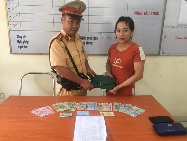 Hà Nội: CSGT trả lại chiếc ví rơi cho khổ chủ