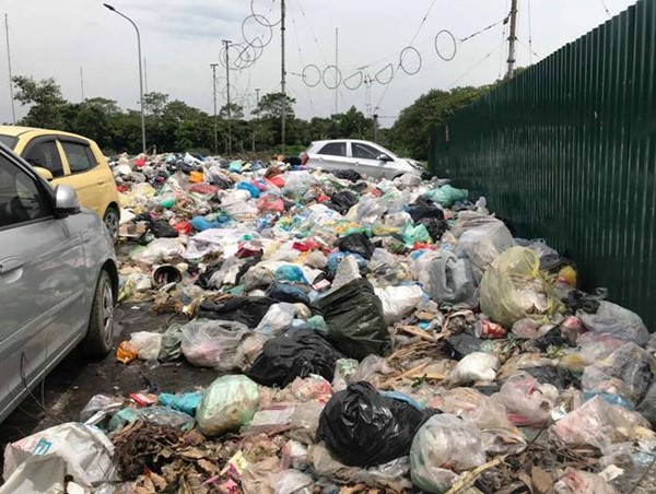 Rác thải nuốt đường giao thông ở Tân Triều