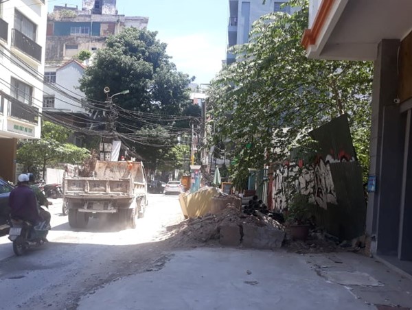 Nhếch nhác trên phố Tô Ngọc Vân, vật liệu xây dựng chắn lối người đi bộ