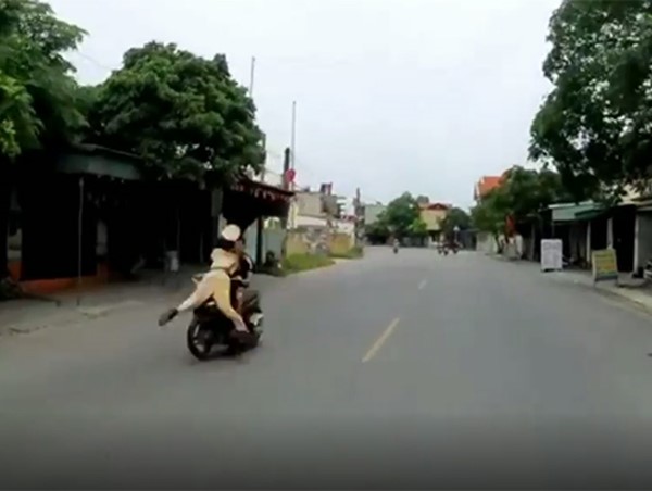 "Quái xế" 16 tuổi chạy xe tốc độ cao tông thẳng vào chiến sĩ cảnh sát giao thông