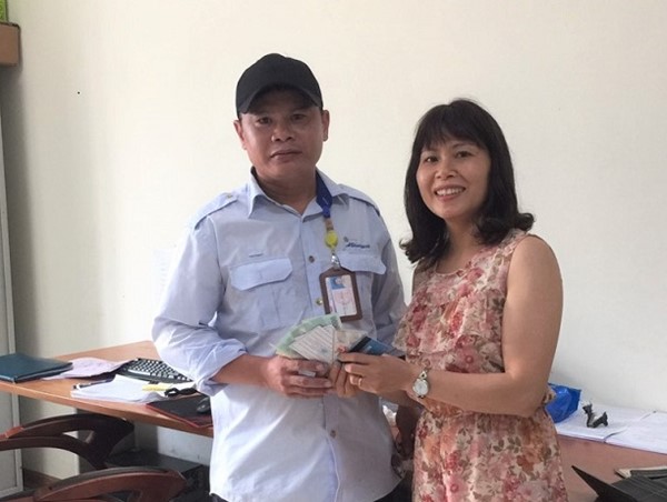 Người phụ nữ vui mừng nhận lại chiếc ví để quên trên xe buýt