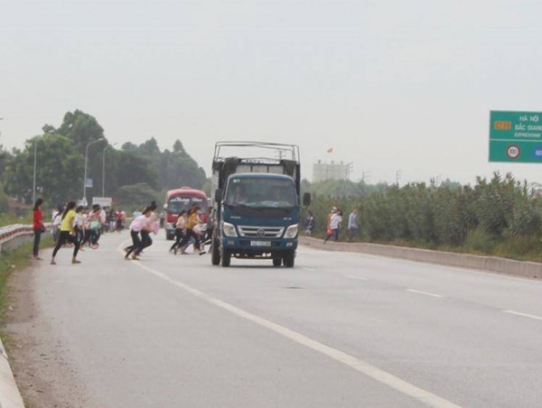 Sau tai nạn chết người, công nhân vẫn bất chấp chạy qua đường cao tốc
