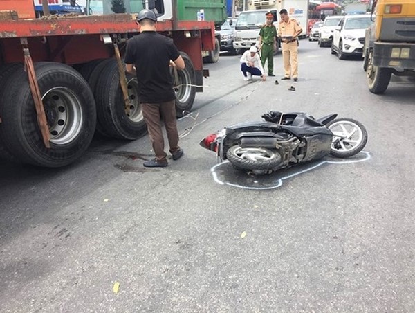 Hà Nội: 1 phụ nữ trọng thương sau va chạm xe container