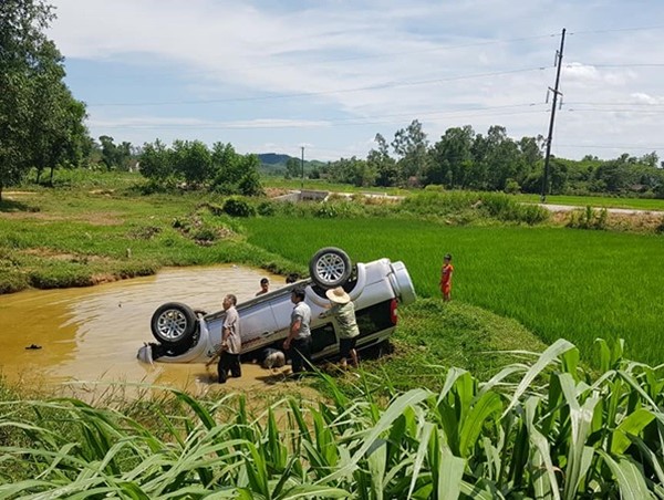 Ô tô 7 chỗ lật xuống hố nước, 6 người thương vong