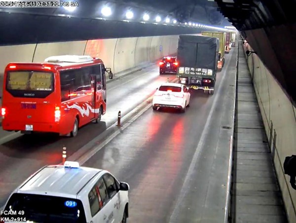 Nhiều tài xế lái xe vượt ẩu trong hầm Hải Vân