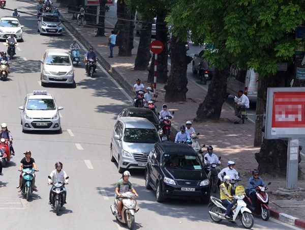 Tiềm ẩn tai nạn do dừng xe dưới bóng râm