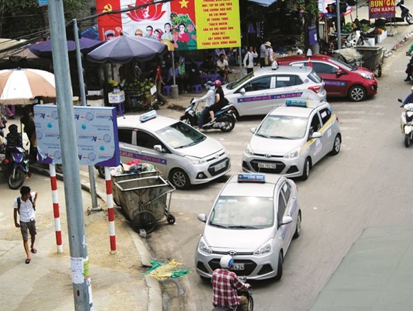 Taxi dàn hàng cản trở giao thông trên đường 70