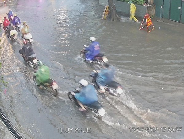 Hà Nội: Mưa lớn gây ngập, ùn tắc một số tuyến phố đúng giờ tan tầm