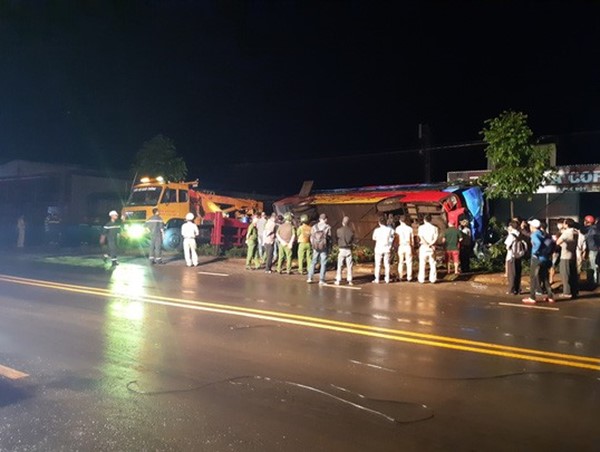 Xe khách lật nghiêng khiến hàng chục hành khách hoảng hốt, 1 người tử vong