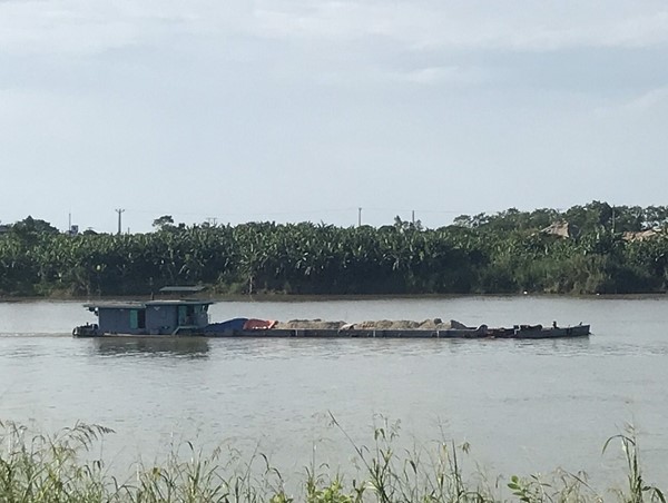 Khai thác cát trên sông Hồng: Bên hưởng, bên chịu