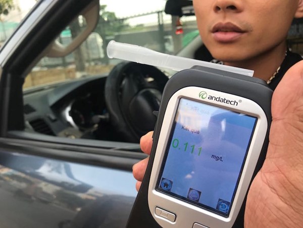 Nhiều lần đo phát hiện nồng độ cồn, tài xế vẫn nói chỉ ăn… hoa quả