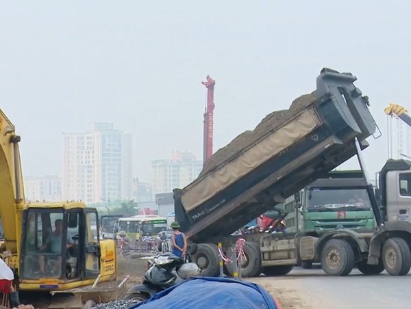 Dự án cầu cạn Mai Dịch - Nam Thăng Long đang gấp rút thi công