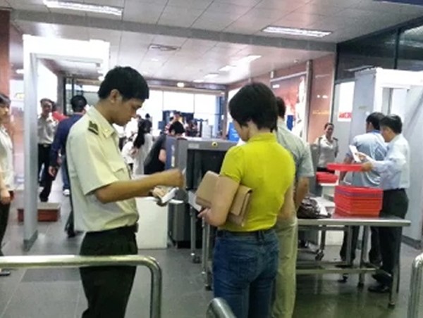 Cố tình vào khu vực cách ly, lên máy bay bằng giấy tờ giả