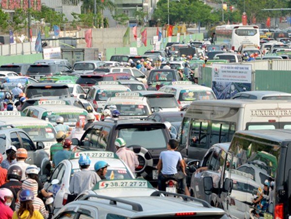 Giảm ùn tắc giao thông: Thu phí ô tô vào nội đô có khả thi?