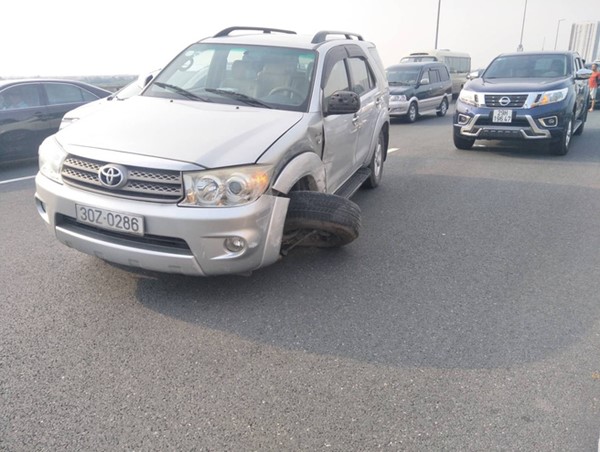 Va chạm trên cầu Nhật Tân khiến các phương tiện ùn tắc kéo dài