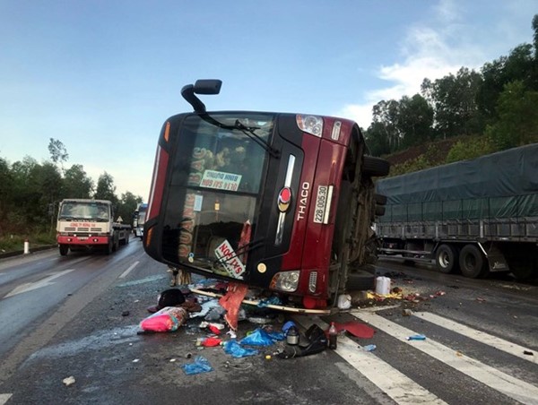 Xe khách lật trên quốc lộ, hàng chục hành khách hoảng loạn la hét