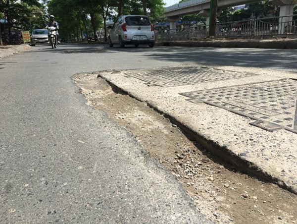 Hàng loạt hố ga “bẫy người” đi đường: “Lồi lõm” và câu chuyện trách nhiệm