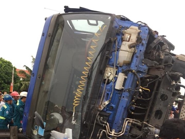 Xe tải lật nghiêng khiến ít nhất 4 người tử vong
