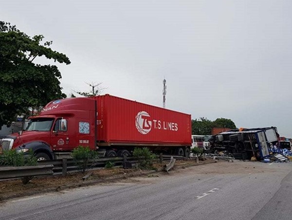 Hiện trường vụ tai nạn kinh hoàng khiến ít nhất 6 người chết trên Quốc lộ 5