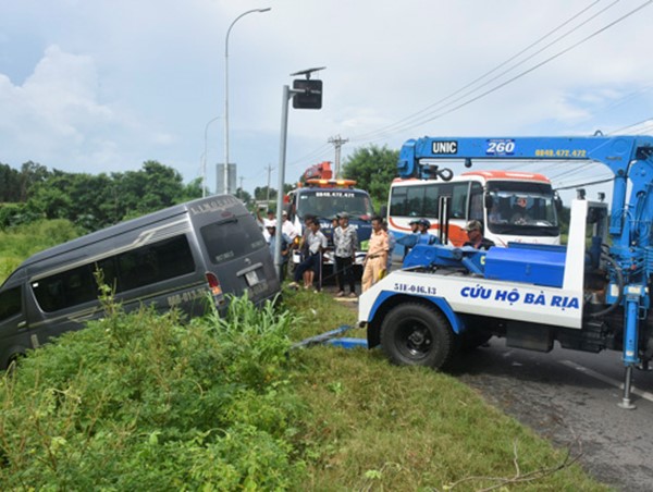 Hàng chục hành khách la hét sau va chạm giữa xe 45 chỗ với xe Limousine