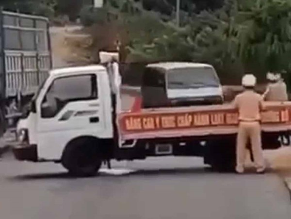 Tông thẳng ô tô vào tổ cảnh sát giao thông, hất văng 1 đại úy hàng chục mét
