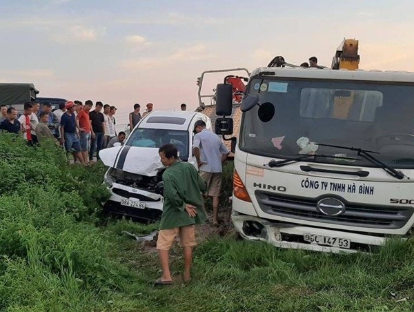 Ba ô tô cùng lao xuống ruộng sau va chạm liên hoàn ở Bắc Giang