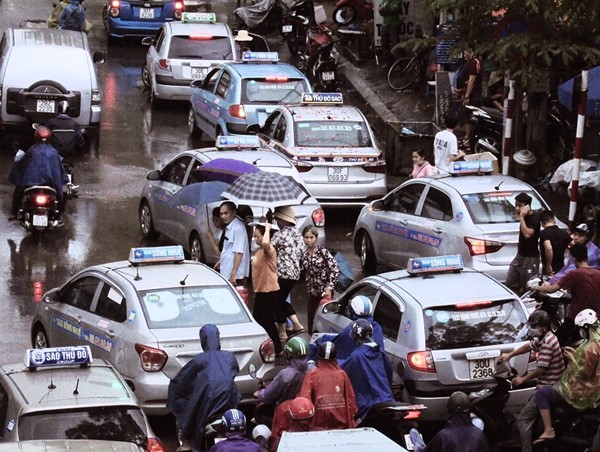 Bao giờ “điểm đen” trước cổng Bệnh viện K được xử lý?