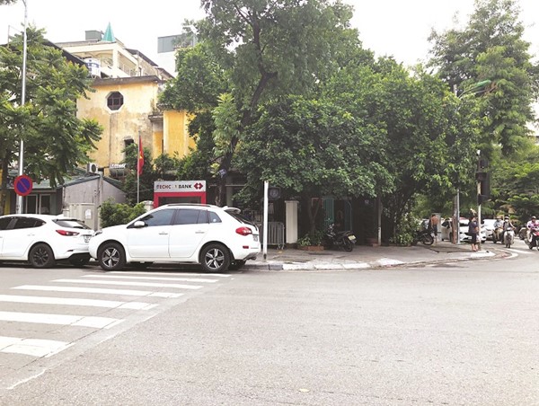 Ô tô lấn chiếm lòng đường tại phường Nguyễn Du