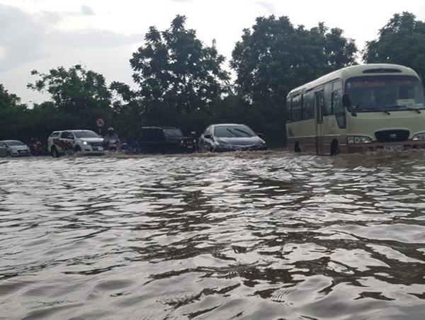 Ô tô, xe máy "rẽ sóng" trên Đại lộ Thăng Long