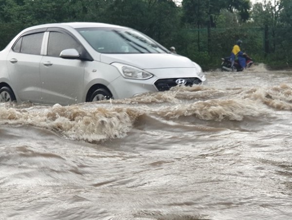 Đường gom Đại lộ Thăng Long ngập nặng, các phương tiện vất vả "bơi" trên đường