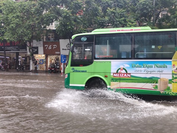 Nhiều tuyến phố nội và ngoại thành ngập sâu trong nước