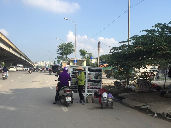 Tái diễn tình trạng “họp chợ” trên đường Nguyễn Xiển