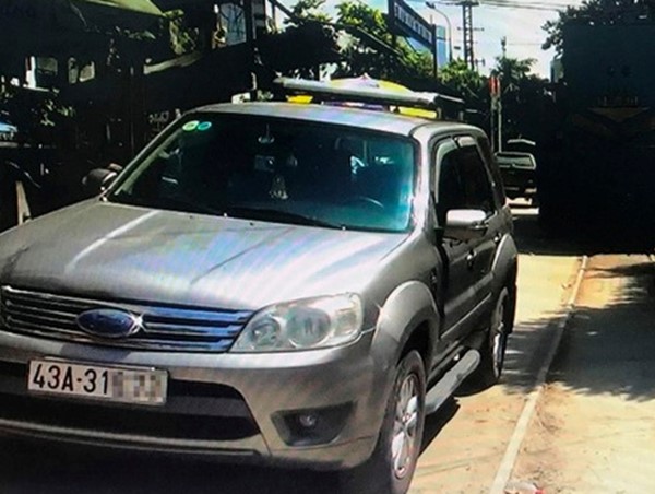 Đậu ô tô trên đường ray rồi vô tư đi uống cà phê