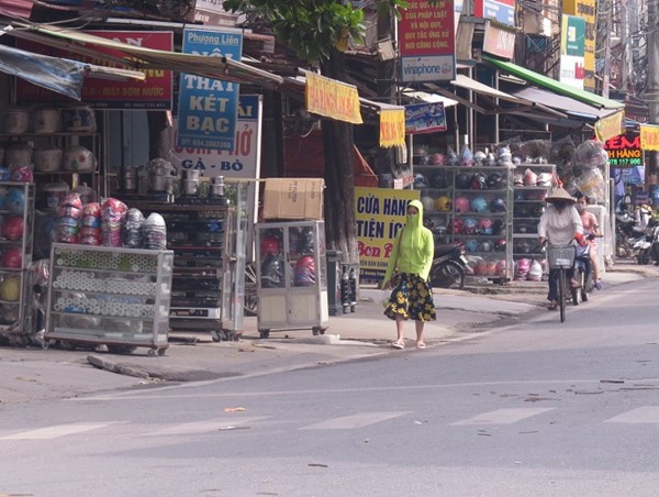 Tiểu thương chiếm dụng vỉa hè đẩy người đi bộ xuống QL 21B