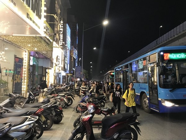 Lòng đường Nguyễn Trãi thành nơi dừng, đỗ xe để mua sắm