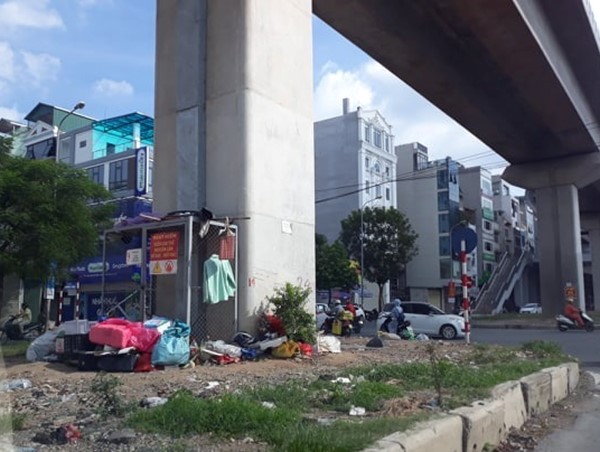 Gầm đường sắt trên cao thành bãi rác