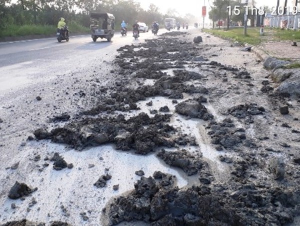 Đại lộ Thăng Long mất an toàn giao thông vì bùn đất tràn đường