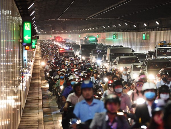 Sao ô tô chạy vào làn xe máy trong hầm Thủ Thiêm?