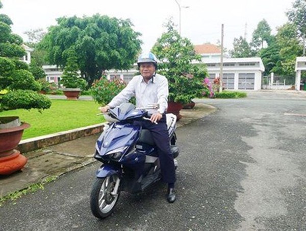 Chủ tịch tỉnh đi xe máy, bộ trưởng đi xe buýt: Tại sao không?